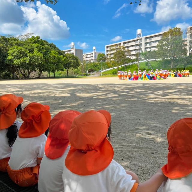 どうか明日は晴れますように

明日はスポフェス
運動会という名前からスポフェスに変わり
はじめての秋🍂

こども達の普段の興味や遊びから
競技や種目を考え
時に保育者が願いを込めた種目を入れ

日常の延長線を大切に明日を迎える事となりました
予報天気は曇り
どうか、午前中持ちますように

こどもたちの生き生きとした姿を応援してください

#福丸学園からのお知らせ
#スポフェス
#運動会
#一年で1番晴れを願う日
#こどもがまんなか
#行事と日常
#武岡幼稚園
#武岡みらいえこども園
#鹿児島市のこども園